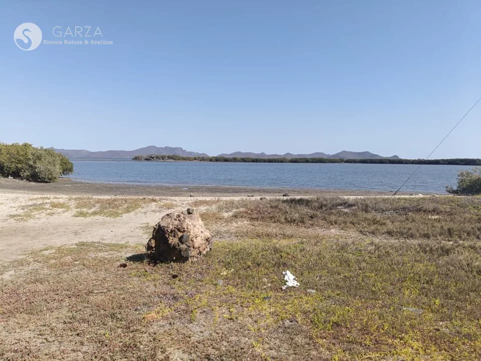 TERRENO DE PLAYA CURVA ANTES DE LA CUEVA DE LOS MUERCIÉLAGOS ( EL MAVIRI)